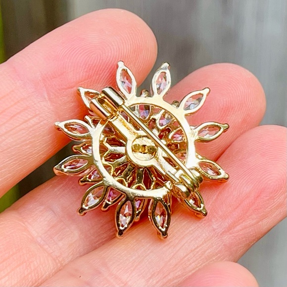 Snowflake Brooch Rotatable Brooch Zircon Snowflake Pin - Picture 3 of 6